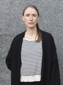 Ingrid Forsler mot grå stenbakgrund