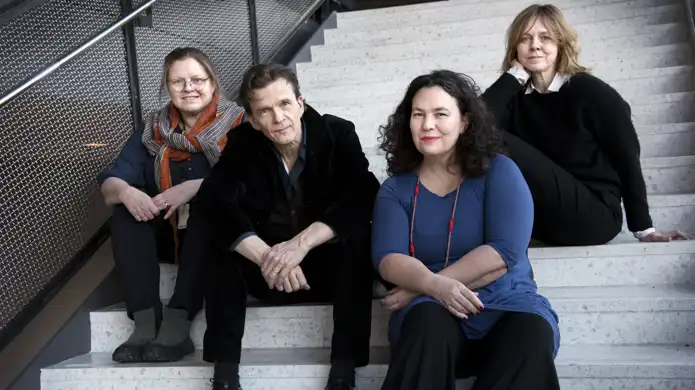 Nytt projekt väntar för Ulrika Björk (svart tröja), Fanny Södebäck (rött halsband), Lena Roos (sjal) och Hans Ruin.