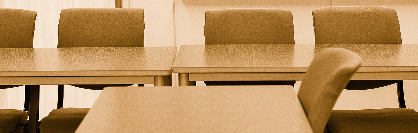 Stolar och bord i klassrum.