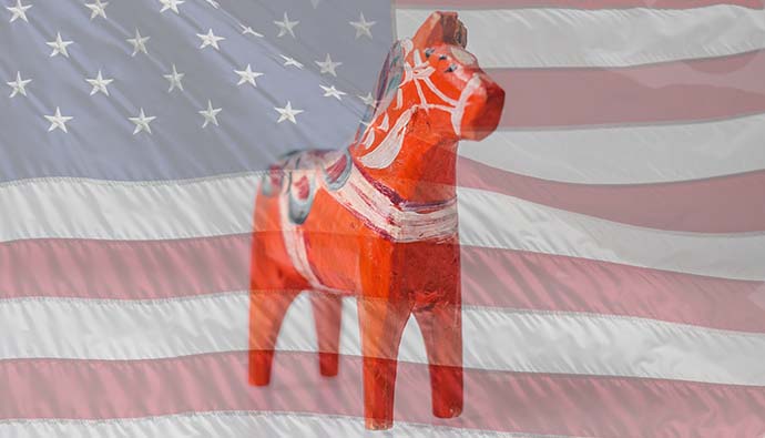 Bildcollage: dalahäst i förgrunden, amerikanska flaggan i bakgrunden. 