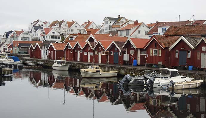 Vy över hamnen på ön Åstol, småbåtar och sjöbodar. Foto: Håkan Tunón