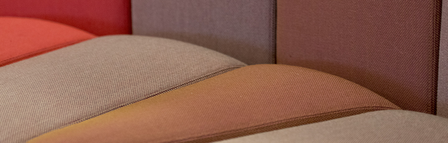 Närbild på soffa i olika bruna nyanse
