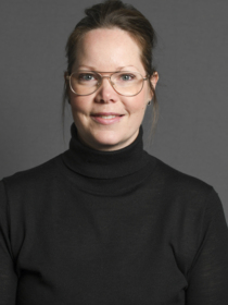 Johanna Johansson mot grå fotobakgrund