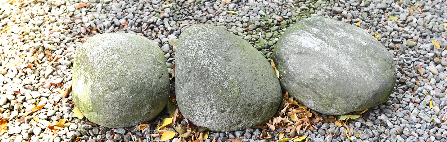 Tre stenar på rad.