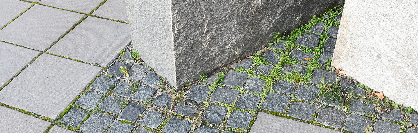 Stenblock på stenplattor i olika storlek.
