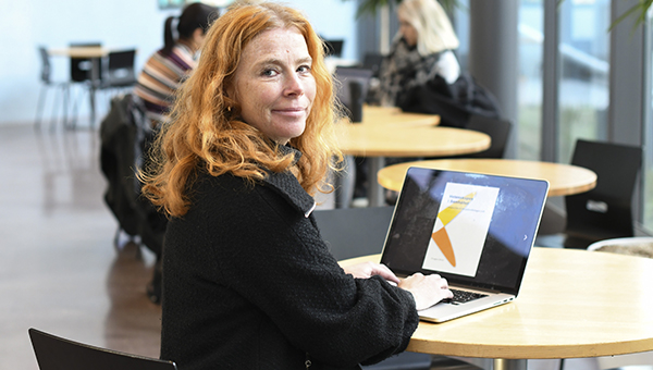 Anna Maria Jönsson vid datorn.