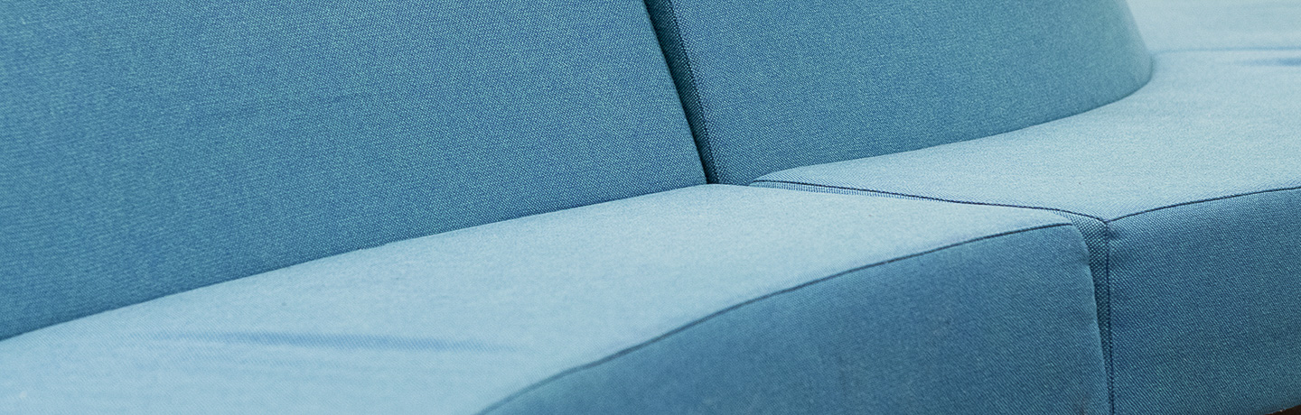 Del av blå soffa.