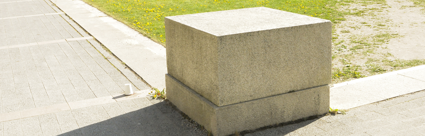 Fyrkantig sittyta i betong.