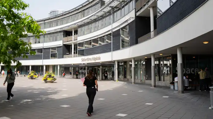 Fasaden på Moas båge, huvudbyggnad med studenter på torget framför