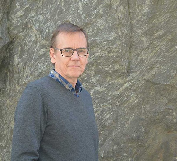 Bengt Jacobsson, bergvägg i bakgrunden. 